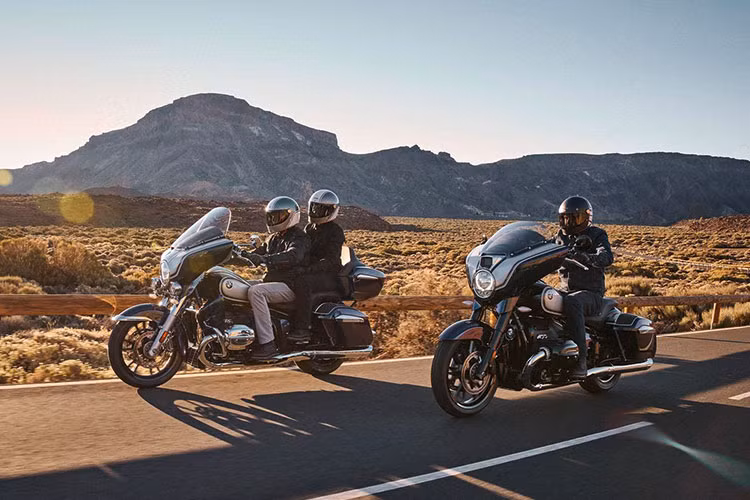 Theo công bố, giá xe BMW R18 B 2022 cho hai phiên bản tại Châu Âu được đặt ở mức từ 21.495 USD (tương đương với khoảng 495 triệu đồng) đến 24.995 USD (574 triệu đồng) và sẽ chính thức lên kệ từ tháng 8/2021 này.