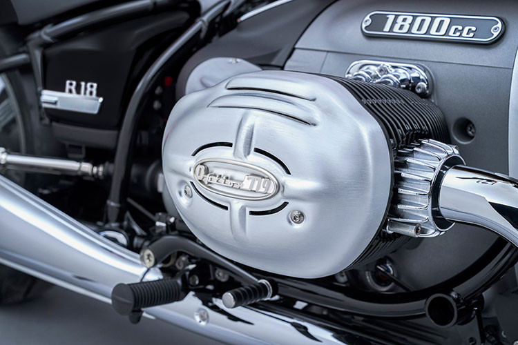 BMW R 18B và R 18 Transcontinental vẫn dựa trên nền tảng cỗ máy “Big Boxer” dung tích 1.802cc, làm mát bằng gió đặc trưng, sản sinh công suất 91 mã lực tại 4.750rpm và mô-men xoắn 158Nm tại 3.000rpm, trong đó 150Nm đạt ở dải tua từ 2.000 – 4.000rpm. Động cơ kết hợp với hộp số 6 cấp cùng bộ ly hợp khô chống trượt và truyền chuyển động thông qua trục các-đăng đi kèm tùy chọn số lùi để thuận tiện trong việc di chuyển.