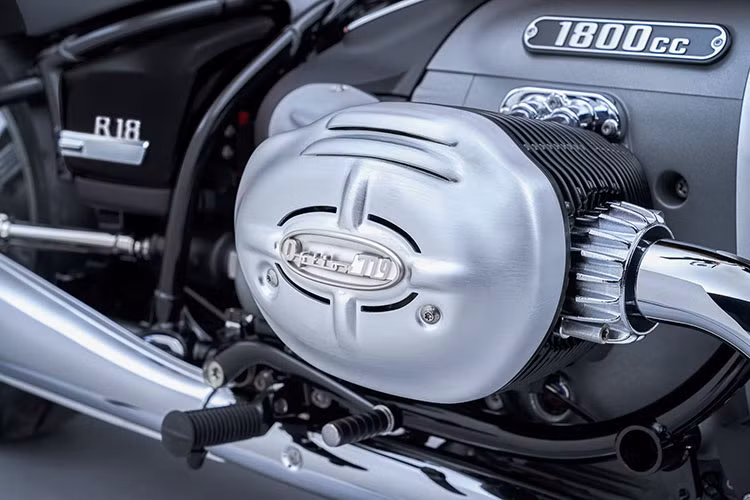 BMW R 18B và R 18 Transcontinental vẫn dựa trên nền tảng cỗ máy “Big Boxer” dung tích 1.802cc, làm mát bằng gió đặc trưng, sản sinh công suất 91 mã lực tại 4.750rpm và mô-men xoắn 158Nm tại 3.000rpm, trong đó 150Nm đạt ở dải tua từ 2.000 – 4.000rpm. Động cơ kết hợp với hộp số 6 cấp cùng bộ ly hợp khô chống trượt và truyền chuyển động thông qua trục các-đăng đi kèm tùy chọn số lùi để thuận tiện trong việc di chuyển.