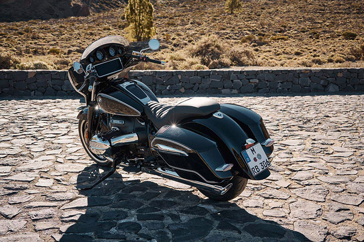 Hệ thống âm thanh trang bị trên R 18 Transcontinental và R 18B được phát triển từ quá trình hợp tác giữa thương hiệu Marshall và BMW với bộ loa hai chiều đặt phía trước. Ngoài ra có thêm hai tùy chọn gồm Marshall Gold Series Stage 1 và Stage 2 với tối đa 4 loa ngoài và 2 loa siêu trầm có công suất 280 watt.