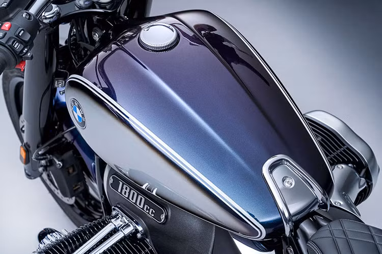 BMW Motorrad đã nâng dung tích bình xăng hai mẫu xe mới lên 24 lít so với phiên bản R 18 tiêu chuẩn. Hãng xe Đức cũng điều chỉnh lại bộ khung thép ống đôi để phù hợp với bình xăng mới cũng như vị trí của hai người ngồi và toàn bộ các thùng hành lý.