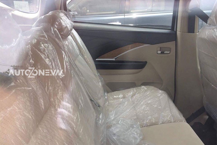 Hàng ghế thứ 2 rộng rãi cho 3 người ngồi, có thể gập gọn theo tỉ lệ 40 – 60 để người dùng vào hàng ghế thứ 3. Xe được trang bị hệ thống chống bó cứng phanh ABS, hệ thống phân bố lực phanh điện tử EBD, trợ lực phanh gấp BA, hỗ trợ khởi hành ngang dốc HSA, camera lùi, 2 túi khí trước, kiểm soát ổn định thân xe…