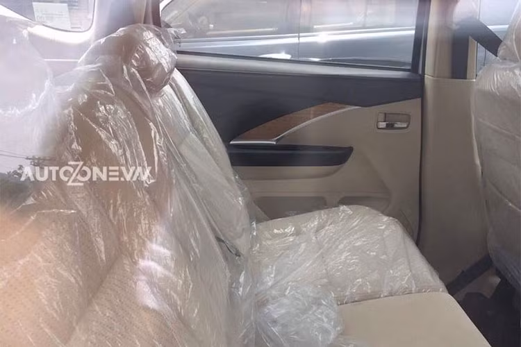 Hàng ghế thứ 2 rộng rãi cho 3 người ngồi, có thể gập gọn theo tỉ lệ 40 – 60 để người dùng vào hàng ghế thứ 3. Xe được trang bị hệ thống chống bó cứng phanh ABS, hệ thống phân bố lực phanh điện tử EBD, trợ lực phanh gấp BA, hỗ trợ khởi hành ngang dốc HSA, camera lùi, 2 túi khí trước, kiểm soát ổn định thân xe…