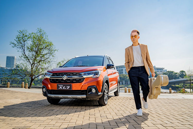 Khi được hỏi về Suzuki XL7 tại Việt Nam, mẫu xe sẽ cùng Hoàng Bách đồng hành trong một số dự án sắp tới, nam ca sĩ tin rằng không chỉ riêng bản thân mình mà nhiều người Việt Nam đều có những ký ức đáng nhớ với thương hiệu này. Một cái duyên là thông điệp sẵn sàng cho khởi đầu mới của XL7 và sự lột xác mạnh mẽ của Suzuki lại đồng điệu với quan điểm của Bách ở thời điểm hiện tại: viết nên câu chuyện mới cho mình, vươn cao hơn những giấc mơ, tiếp tục truyền nguồn cảm hứng tích cực, lạc quan cho mọi người và cùng chạm vào vinh quang.