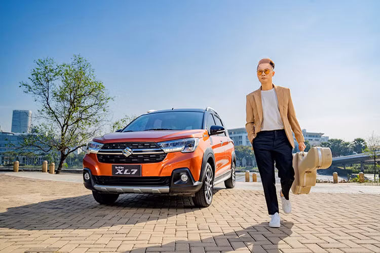 Khi được hỏi về Suzuki XL7 tại Việt Nam, mẫu xe sẽ cùng Hoàng Bách đồng hành trong một số dự án sắp tới, nam ca sĩ tin rằng không chỉ riêng bản thân mình mà nhiều người Việt Nam đều có những ký ức đáng nhớ với thương hiệu này. Một cái duyên là thông điệp sẵn sàng cho khởi đầu mới của XL7 và sự lột xác mạnh mẽ của Suzuki lại đồng điệu với quan điểm của Bách ở thời điểm hiện tại: viết nên câu chuyện mới cho mình, vươn cao hơn những giấc mơ, tiếp tục truyền nguồn cảm hứng tích cực, lạc quan cho mọi người và cùng chạm vào vinh quang.