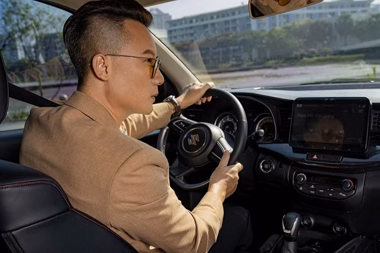 “15 năm tròn lái xe, từng chạy qua gần 2 chục chiếc xe các loại, tôi thực sự hiểu một chiếc xe hơi quan trọng thế nào với một gia đình ưa xê dịch. Tôi nhớ từng chiếc xe đã từng sử dụng, thậm chí nhớ cả biển số của từng chiếc, vì xe với tôi còn hơn một người bạn. Mỗi chiếc xe gắn bó với tôi và gia đình trong từng thời điểm và đều là những trợ thủ đắc lực và chứng kiến những vui buồn của cuộc sống mỗi ngày.” - Hoàng Bách chia sẻ.