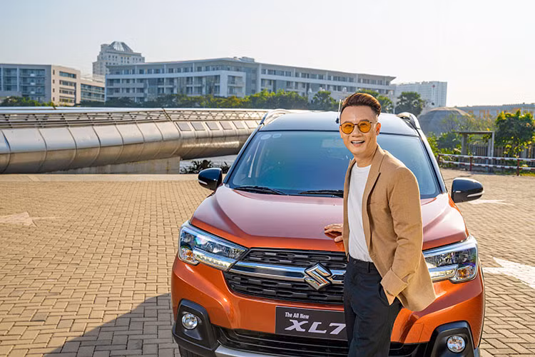 Gắn liền với khách hàng độ tuổi 8x, 9x, nam ca sĩ Hoàng Bách là hình mẫu lý tưởng cho những thành công trong sự nghiệp, gia đình hạnh phúc. Từng trải qua giai đoạn trầm cảm chính bởi hình tượng hoàn hảo mình theo đuổi, Hoàng Bách nhận ra ý nghĩa đáng giá của việc sống trọn vẹn với những cảm xúc, sự cởi mở, quyết liệt và năng lượng tuổi 20 dù ở bất cứ “hiệp” nào trong cuộc đời.