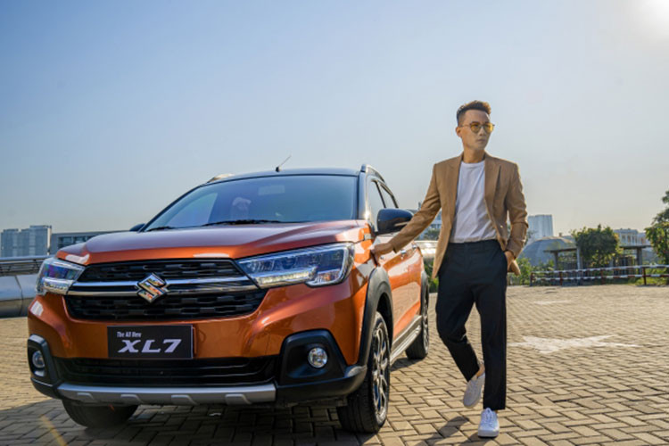 “Với thương hiệu Suzuki, tôi đã từng sở hữu một em Swift nhỏ xinh nhưng mạnh mẽ hồi 2009-2010, anh trai tôi thời còn ở Việt Nam cũng từng có 1 em Wagon vuông vắn như chiếc hộp, chiếc xe mà mỗi lẫn Tê Giác cùng đám nhỏ anh em họ được nhồi vào khoang sau mênh mông của nó lại là một kỷ niệm nhớ đời thời thơ ấu. Nói chung, Suzuki với người Việt Nam là một thương hiệu nổi tiếng về độ bền, độ tin cậy, ổn định và tính thực dụng". Hoàng Bách cho hay.