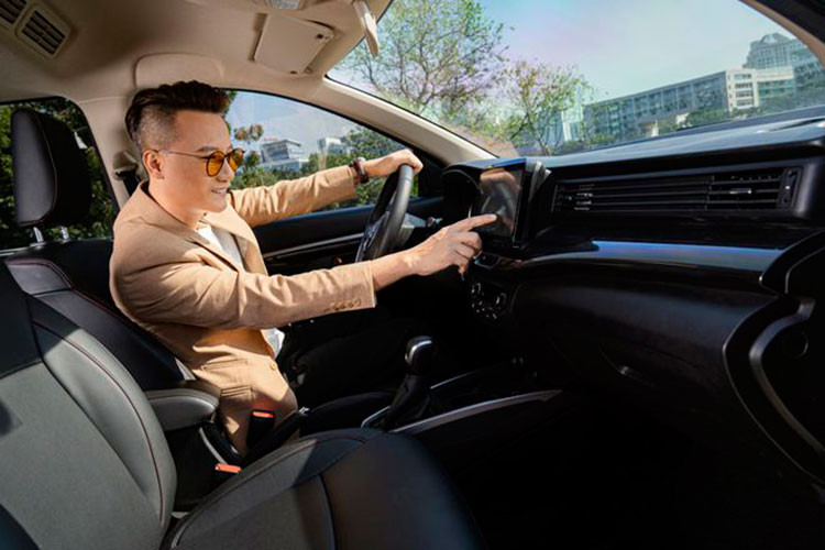 Theo Hoàng Bách, những đam mê giúp cuộc sống của anh trở nên đa dạng và nhiều sắc màu hơn. Về xe, dù không ai gọi anh là tay chơi, bởi Hoàng Bách kín tiếng như tính cách của mình và tận hưởng niềm vui trong việc khám phá từng điểm thú vị của mỗi dòng xe trên từng phân khúc khác nhau. Nhưng một điều thú vị là anh có thể nói hàng giờ về xe cộ, động cơ, lịch sử của mỗi hãng như một chuyên gia thứ thiệt.