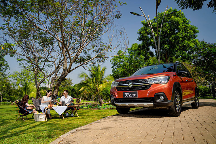 “2020 dạy ta nhiều điều, rằng mỗi ngày là một khởi đầu mới, là một chặng đường mới cần chinh phục. Và trên những chặng đường không lùi bước ấy, ta càng cần hơn những người bạn đường đáng tin cậy, mang lại nhiều cảm xúc. Suzuki XL7 thực sự là một người bạn như thế!” Hoàng Bách chia sẻ. 