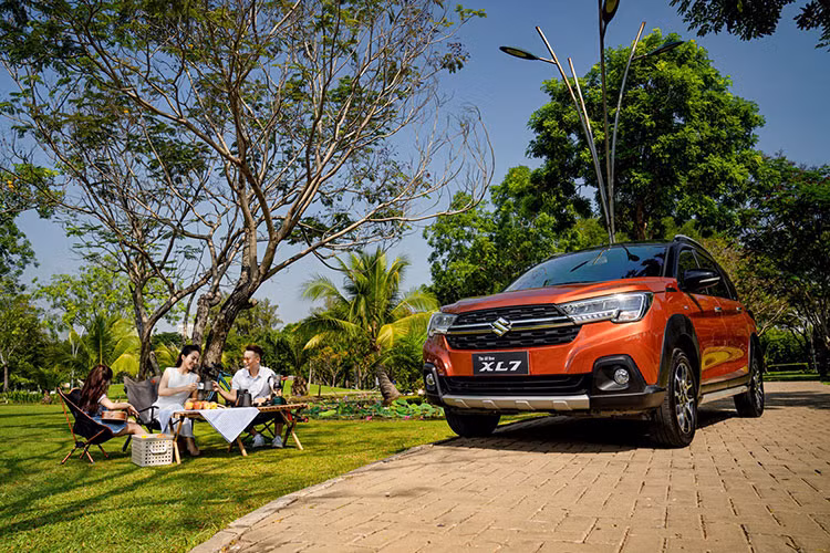 “2020 dạy ta nhiều điều, rằng mỗi ngày là một khởi đầu mới, là một chặng đường mới cần chinh phục. Và trên những chặng đường không lùi bước ấy, ta càng cần hơn những người bạn đường đáng tin cậy, mang lại nhiều cảm xúc. Suzuki XL7 thực sự là một người bạn như thế!” Hoàng Bách chia sẻ. 