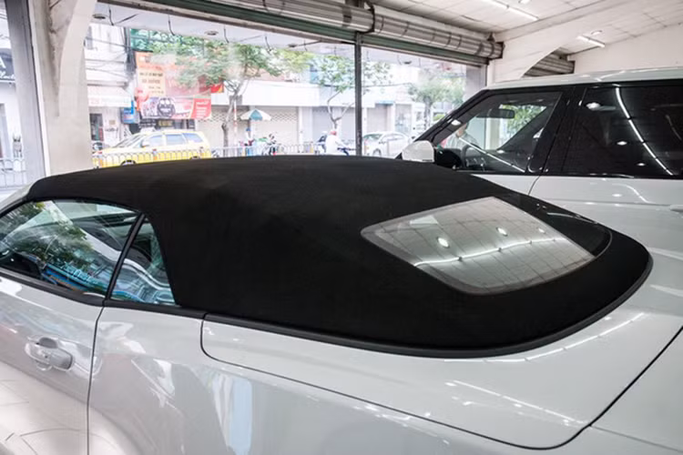 Camaro 2017 nói chung có thiết kế hầm hố hơn thế hệ trước, lưới tản nhiệt trải dài theo chiều ngang, hốc gió bên tích hợp đèn DRL LED. Các đường gân dập nổi trên nắp capô và thân xe mang đến vẻ cơ bắp, thiết kế theo hướng khí động học, mâm hợp kim 5 chấu màu bạc, đèn hậu LED chia đôi, ống xả kép,…