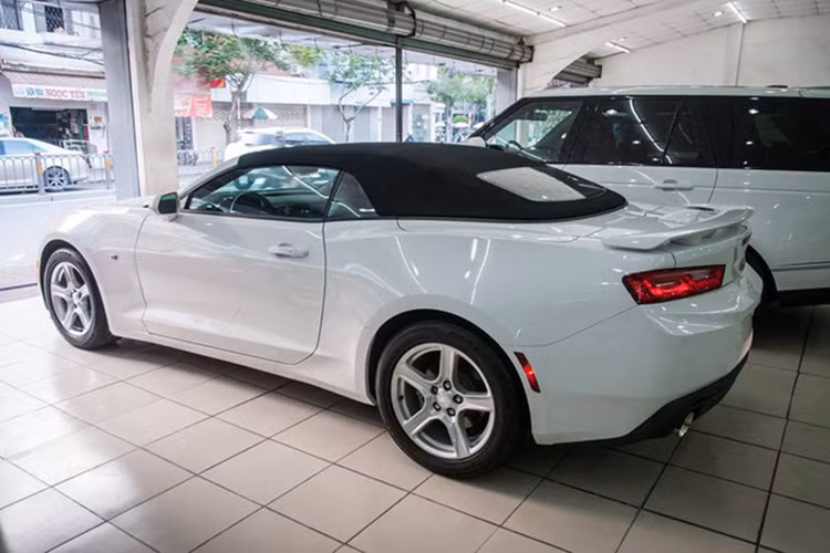 Chiếc xe cơ bắp này được chế tạo dựa trên cấu trúc Alpha của General Motors, đem lại đặc tính động học ưu việt, khả năng cân bằng tốt giữa trọng lượng và độ cứng cho một dòng xe hiệu suất cao. Khung sườn của Camaro 2016 cứng chắc hơn 28% trong khi lại nhẹ hơn ít nhất là 91kg so với thế hệ trước.