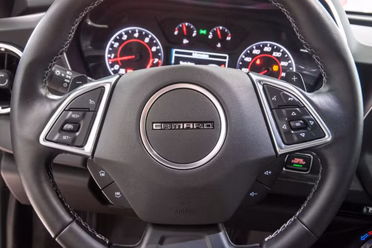 Hệ thống thông tin giải trí mới được trang bị trên Chevrolet Camaro Convertible 2017 bao gồm các hệ thống cao cấp như; Chevrolet MyLink tương thích với ứng dụng Apple CarPlay, màn hình cảm ứng 8 inch, kết nối OnStar 4G LTE cùng nhiều tiện ích cá nhân khác...