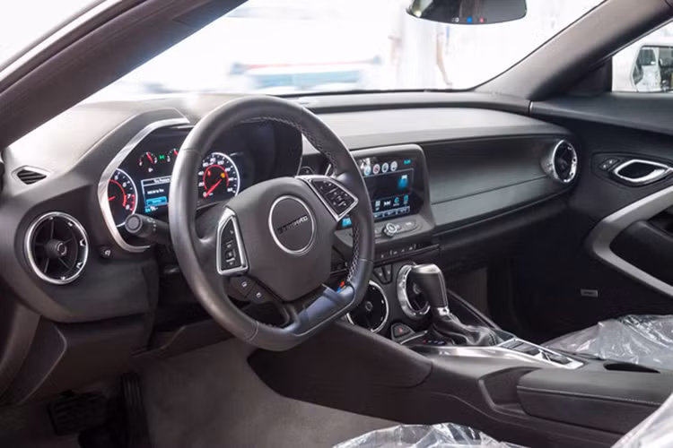 Bên trong khoang lái, chiếc Chevrolet Camaro mui trần đời 2017 có "nội y" màu đen cùng những chi tiết mạ bạc hay các đường chỉ khâu trắng ở ghế ngồi và vô-lăng 3 chấu đáy vát phẳng tích hợp nhiều nút bấm, phanh tay diện tử cũng được tích hợp trên mẫu xe mới này.