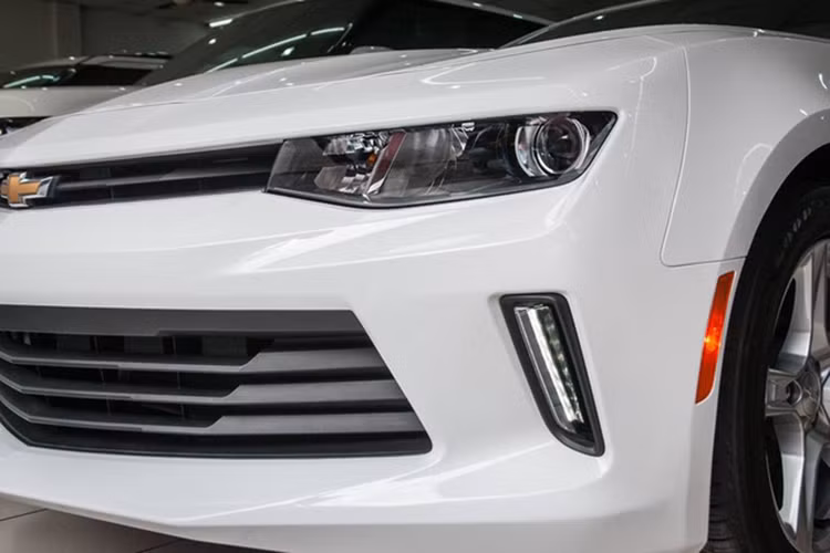 Chevrolet Camaro Convertible 2017 đầu tiên tại Việt Nam sở hữu ngoại thất trắng muốt đi kèm những điểm nhấn màu đen như lưới tản nhiệt phía trước... Ngoài ra, các chi tiết khác cũng sở hữu thiết kế khoẻ khoắn và thể thao như "người anh em" bản thường của mình.