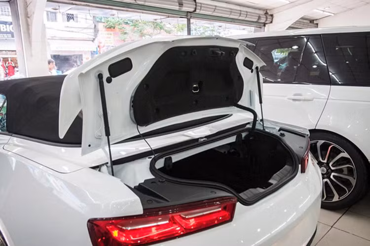 Tương tự như những chiếc coupe xuất hiện trước đó, Chevrolet Camaro Convertible 2017 đầu tiên xuất hiện tại Việt Nam sử dụng động cơ tăng áp kép, dung tích 2.0 lít. Với động cơ này, Chevrolet Camaro Convertible 2017 có thể né được thuế tiêu thụ đặc biệt mới áp dụng tại Việt Nam từ ngày 1/7/2016 vừa qua.