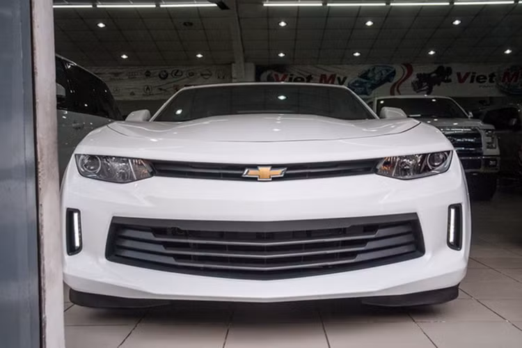 Tại thị trường Mỹ, mẫu xe cơ bắp Chevrolet Camaro 2017 có giá bán từ 26.695 USD. Hiện tại thị trường Việt Nam chỉ mới có một chiếc Chevrolet Camaro Convertible 2017 được đưa về theo dạng nhập khẩu tư nhân, chiếc xe hiện đang được chào bán với mức giá trên 3 tỷ đồng tại TP HCM.