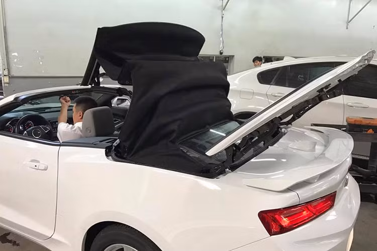 Theo hãng xe Chevrolet cho biết, nhờ có cơ cấu đóng mở điện - thuỷ lực cùng vải đa lớp, bộ mui xếp của Camaer mới khiến chiếc xe vẫn có vẻ đẹp giống bản coupe khi đóng, cùng với khả năng cách nhiệt và cách âm tốt. Bên cạnh đó, bộ mui xếp mới có thể đóng hoặc mở trong vòng 16 giây. Ngoài ra, chủ nhân có thể mở mui từ xa cũng như đóng hoặc mở mui khi xe đang chạy ở vận tốc ở mức 48 km/h.