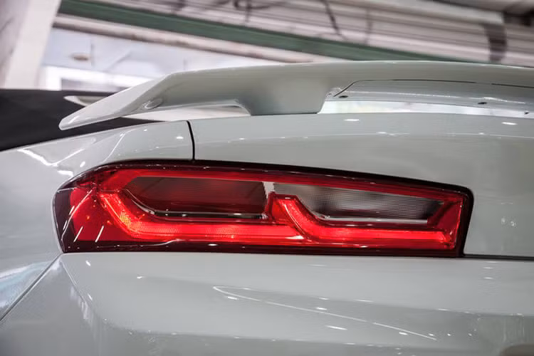 So với đời 2016, Chevrolet Camaro Convertible 2017 có những tùy chỉnh đáng giá ở ngoại thất như lưới tản nhiệt thiết kế lại, hai hốc gió bên hông bị loại bỏ và thay vào đó là dải đèn LED chiếu sáng ban ngày có thiết kế dựng đứng. Trong khi đó phía sau không có nhiều sự nâng cấp.