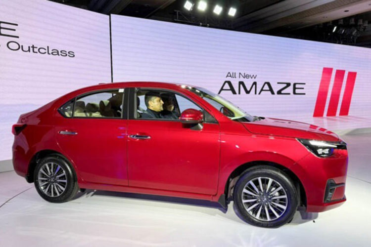 Mẫu xe sedan Honda Amaze 2025 gây ấn tượng với bộ khung được tái thiết kế hoàn toàn, toát lên vẻ hiện đại và cao cấp. Ngoại thất lấy cảm hứng từ Honda Accord, phần đầu xe là điểm nhấn quan trọng. Lưới tản nhiệt lớn được viền crôm bóng bẩy, kết hợp với cụm đèn pha LED projector.