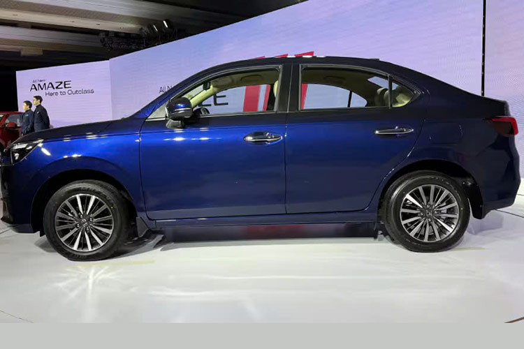 Tại Ấn Độ, mức giá xe Honda Amaze 2025 bán ra khởi điểm từ 799.000 INR (khoảng 240 triệu đồng). Phiên bản cao cấp nhất được niêm yết ở mức 1.089.000 INR (tương đương 326,6 triệu đồng).