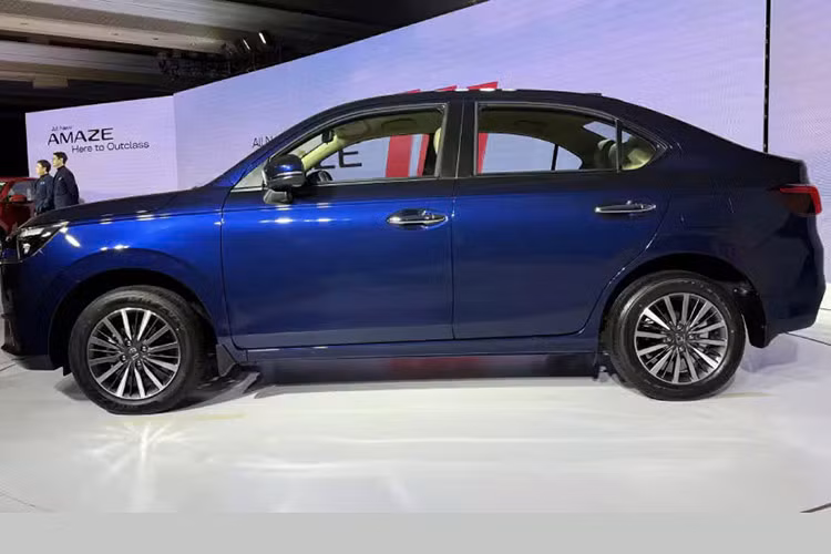 Tại Ấn Độ, mức giá xe Honda Amaze 2025 bán ra khởi điểm từ 799.000 INR (khoảng 240 triệu đồng). Phiên bản cao cấp nhất được niêm yết ở mức 1.089.000 INR (tương đương 326,6 triệu đồng).