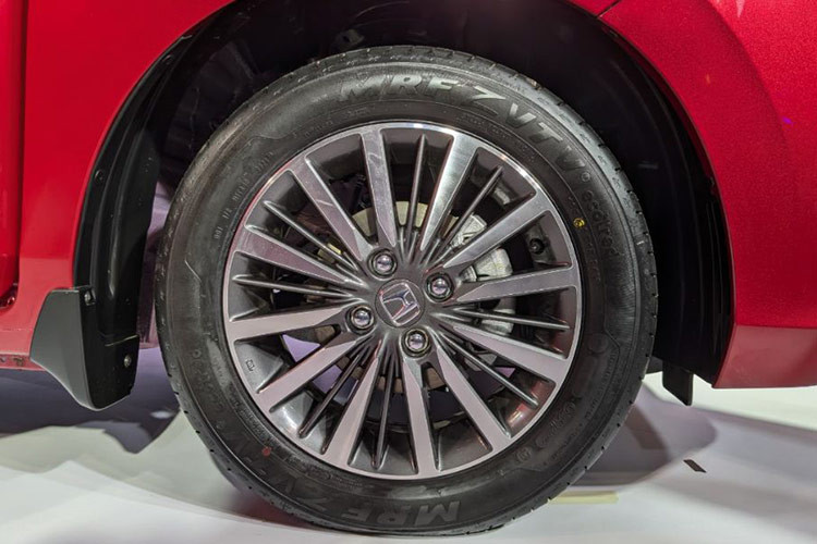 Trong khi đó, đuôi của mẫu xe sedan Honda Amaze 2025 mới này nổi bật với cụm đèn hậu mang hơi hướng thiết kế của Honda City, đi cùng cản sau được tinh chỉnh lại, tạo cảm giác năng động hơn.