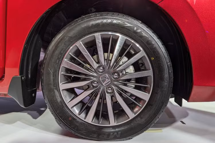 Trong khi đó, đuôi của mẫu xe sedan Honda Amaze 2025 mới này nổi bật với cụm đèn hậu mang hơi hướng thiết kế của Honda City, đi cùng cản sau được tinh chỉnh lại, tạo cảm giác năng động hơn.