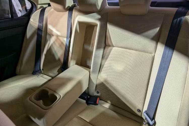 Về an toàn, Honda Amaze 2025 được trang bị tiêu chuẩn 6 túi khí và đặc biệt là gói Honda Sensing với các tính năng hỗ trợ lái tiên tiến như phanh tự động, cảnh báo va chạm và hỗ trợ giữ làn. Đây là một trang bị hiếm gặp trong tầm giá này.