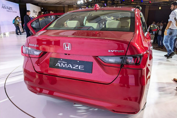 Honda Amaze 2025 sở hữu đèn sương mù LED tích hợp trong hốc đèn mới, mang đến diện mạo thể thao và mạnh mẽ hơn. Thân xe không có nhiều thay đổi so với bản tiền nhiệm, ngoại trừ bộ mâm hợp kim 15 inch mới và khoảng sáng gầm xe tăng nhẹ lên mức 172 mm.