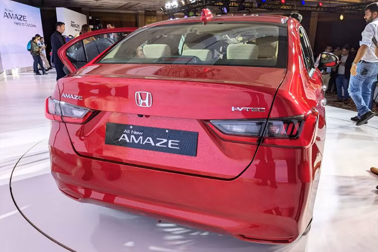 Honda Amaze 2025 sở hữu đèn sương mù LED tích hợp trong hốc đèn mới, mang đến diện mạo thể thao và mạnh mẽ hơn. Thân xe không có nhiều thay đổi so với bản tiền nhiệm, ngoại trừ bộ mâm hợp kim 15 inch mới và khoảng sáng gầm xe tăng nhẹ lên mức 172 mm.