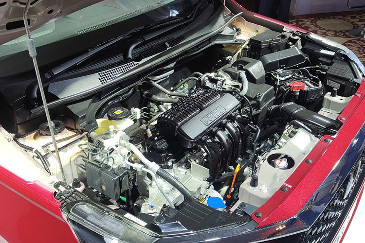 Dưới nắp ca-pô, Honda Amaze 2025 tiếp tục sử dụng động cơ 1.2L i-VTEC, sản sinh công suất 89 mã lực và mô-men xoắn 110 Nm. Khách hàng có thể lựa chọn hộp số sàn 5 cấp hoặc hộp số CVT.
