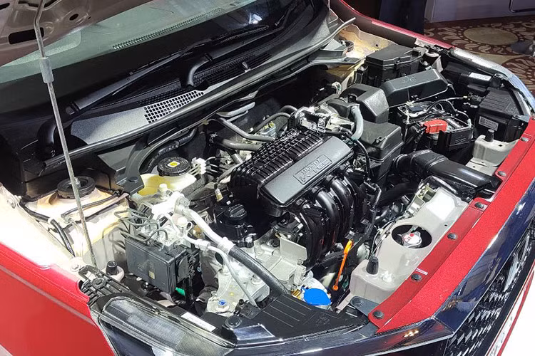 Dưới nắp ca-pô, Honda Amaze 2025 tiếp tục sử dụng động cơ 1.2L i-VTEC, sản sinh công suất 89 mã lực và mô-men xoắn 110 Nm. Khách hàng có thể lựa chọn hộp số sàn 5 cấp hoặc hộp số CVT.