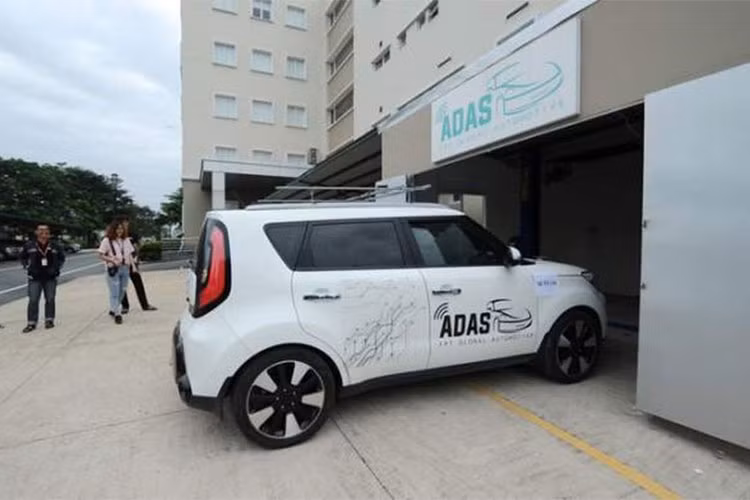 Theo ông Lê Hồng Việt, Giám đốc công nghệ FPT cho biết - FPT chính là doanh nghiệp tiên phong trong đầu tư nghiên cứu và phát triển ôtô tự hành tại Việt Nam. Theo ông, FPT đã đầu tư phát triển mạnh mẽ công nghệ tự vận hành và đặt mục tiêu trở thành một trong những doanh nghiệp "hàng đầu thế giới" về công nghệ phần mềm cho ôtô.