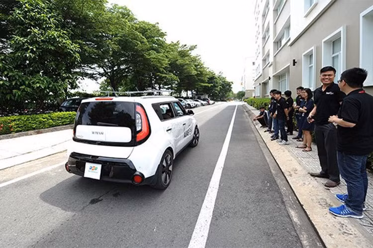 Theo FPT, thời gian tới họ sẽ tiếp tục nghiên cứu và phát triển các tính năng như hoàn thiện bộ điều khiển phanh và ga; tích hợp Modun GPS (sai số nhỏ hơn 5 ms); tích hợp hệ thống dẫn đường; tích hợp điều khiển trả lời bằng giọng nói; nâng cấp bộ xử lý trung tâm, và đặc biệt là sẽ tăng cường ngữ cảnh và các tình huống mới.