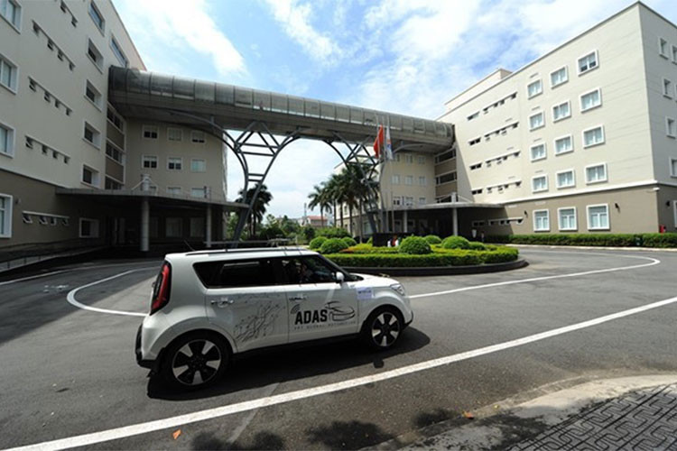 Các xe ôtô tự lái FPT có tốc độ di chuyển 20-25 km/giờ và đạt tốc độ 40 km/giờ ở trên đường thẳng, tự căn làn, rẽ theo vạch đường, tránh vật cản hoặc thắng gấp khi cần; đã có trên 1.000 giờ tự lái, không gây ra sự cố gì trong điều kiện thời tiết khác nhau như nắng, mưa, ánh sáng yếu.