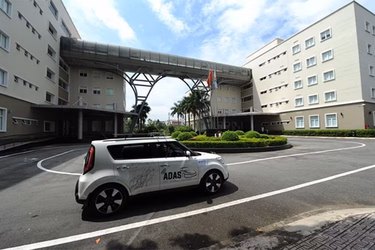 Các xe ôtô tự lái FPT có tốc độ di chuyển 20-25 km/giờ và đạt tốc độ 40 km/giờ ở trên đường thẳng, tự căn làn, rẽ theo vạch đường, tránh vật cản hoặc thắng gấp khi cần; đã có trên 1.000 giờ tự lái, không gây ra sự cố gì trong điều kiện thời tiết khác nhau như nắng, mưa, ánh sáng yếu.