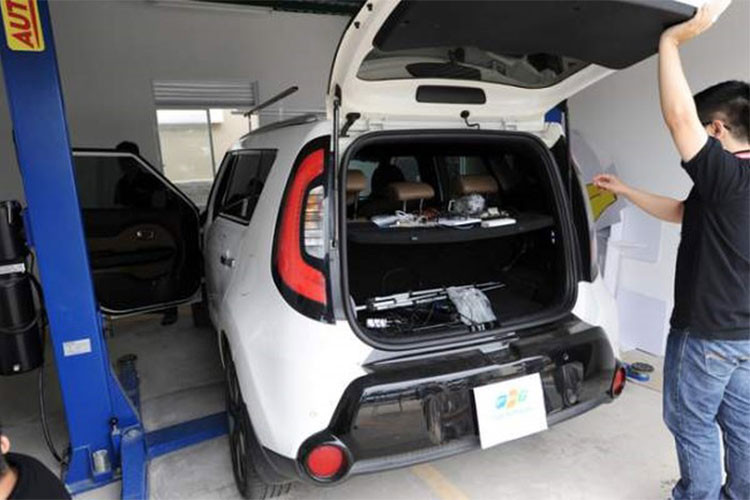 Về chiếc xe ôtô tự lái do đội ngũ kỹ sư FPT phát triển sắp được lăn bánh tại Việt Nam - qua quan sát có thể thấy đây là một chiếc xe có thiết kế 4 chỗ khá rộng thoáng, lấy nguyên mẫu từ xe ôtô thương mại để phát triển. Xe được lấy tên nhóm nghiên cứu và phát triển công nghệ xe tự lái của đơn vị FPT Global Automotive: ADAS.