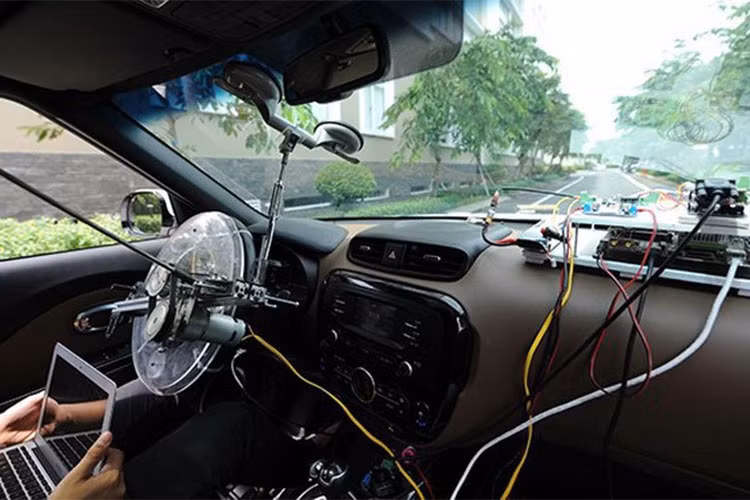 Đại diện FPT Software cho biết, với các chức năng hiện có, xe ôtô tự lái của FPT đang ở cấp độ 2 (trong 5 cấp độ theo công bố của Bộ Giao thông Mỹ) về xe tự lái. Ở cấp độ này, xe được tích hợp các chức năng tự lái như tự đánh lái và tăng giảm tốc độ, nhưng người lái xe vẫn phải tham gia vào nhiệm vụ lái xe và theo dõi môi trường giao thông mọi lúc.