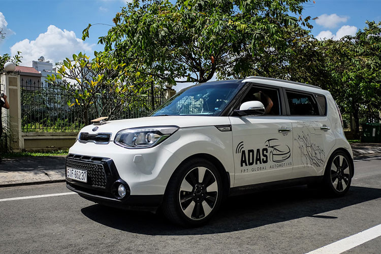 Theo FPT, công nghệ xe ôtô tự lái made in Viet Nam bắt đầu nghiên cứu từ năm 2016 và đến 31/10/2017, FPT đã công bố chiếc xe hơi thử nghiệm công nghệ tự lái đầu tiên ở Việt Nam. Hiện FPT đã và đang có xe điện chạy ở Đà Nẵng (có thể chạy vòng quanh F-Complex, FPT Software Đà Nẵng) và xe ôtô tự lái chạy quanh khu FPT Software TP HCM.