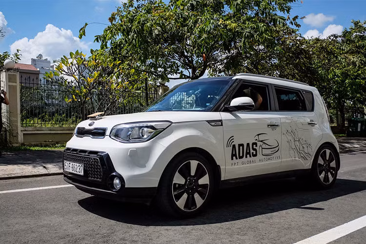 Theo FPT, công nghệ xe ôtô tự lái made in Viet Nam bắt đầu nghiên cứu từ năm 2016 và đến 31/10/2017, FPT đã công bố chiếc xe hơi thử nghiệm công nghệ tự lái đầu tiên ở Việt Nam. Hiện FPT đã và đang có xe điện chạy ở Đà Nẵng (có thể chạy vòng quanh F-Complex, FPT Software Đà Nẵng) và xe ôtô tự lái chạy quanh khu FPT Software TP HCM.