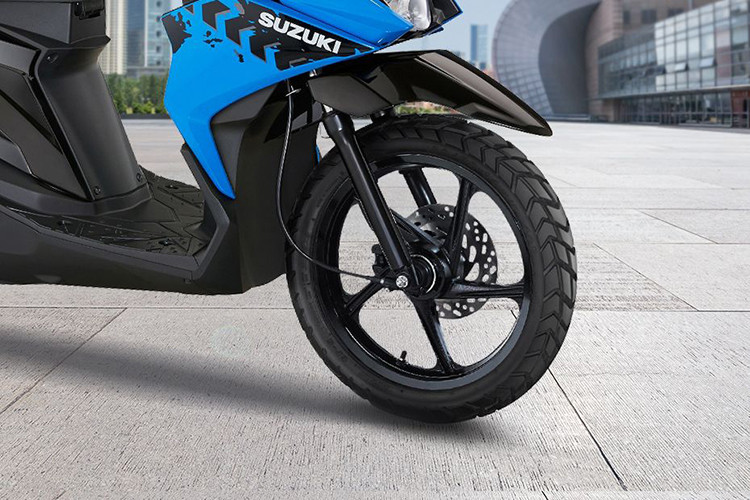 Xe có hệ thống treo gồm phuộc lồng trước, giảm chấn phía sau cùng phanh đĩa trước và phanh đùm sai. Trọng lượng của mẫu xe ga Suzuki Nex II Cross nhẹ chỉ 93 kg, độ sáng gầm tốt 150 mm.