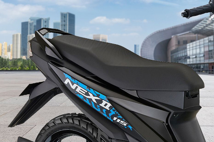 Cụ thể, phiên bản tiêu chuẩn phù hợp với việc di chuyển hằng ngày vừa kinh tế lại vừa thực tiễn. Còn bản tùy chọn phụ kiện có thêm đèn pha LED, ổ sạc USB, decal dán vành và ốp ống xả nhìn ngầu hơn.