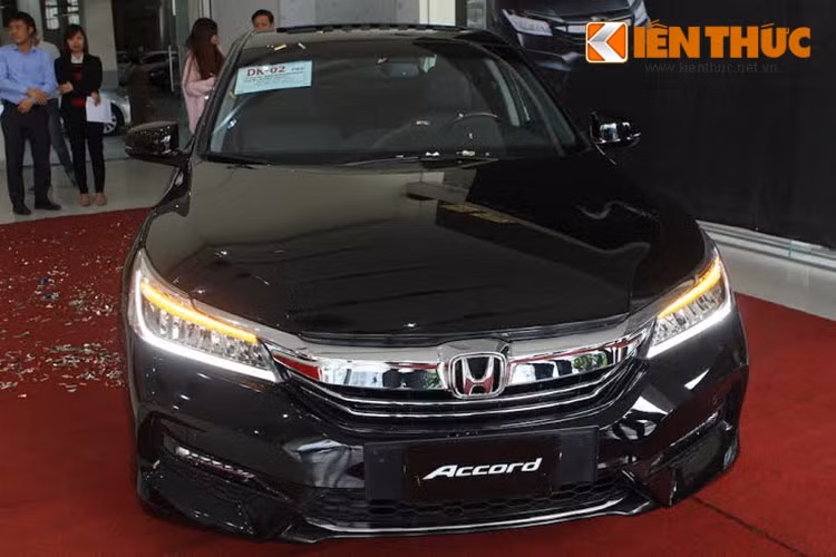 Bắt đầu với những thay đổi ngoại thất, Accord 2016 sở hữu thiết kế phần đầu mới theo chiếc Civic thế hệ mới, với thanh nẹp mạ chrome lớn trên lưới tản nhiệt và cản trước góc cạnh, thể thao hơn - thêm vào đó là cặp đèn hậu với những dải LED mới.