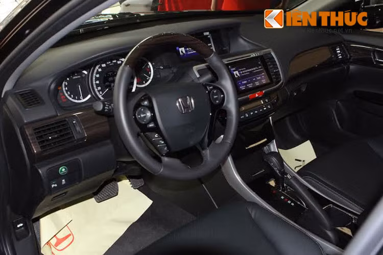 Ở bên trong nội thất, Honda đã bổ sung thêm một số tùy chọn ốp nội thất gồm gỗ, các chi tiết màu đen piano và sơn bạc. Các lựa chọn màu nội thất gồm đen, xám và kem. Cách bố trí các chi tiết không có sự khác biệt so với phiên bản cũ. 