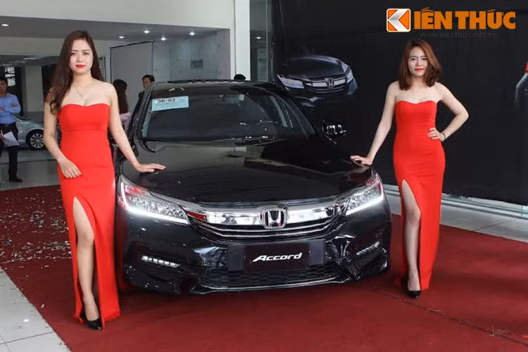 Trước đó, Honda Việt Nam không công bố thời điểm cụ thể ra mắt, nhưng đã chuẩn bị những hình ảnh quảng cáo về xe dán ở khắp các đại lý của mình. Vì vậy, chiếc Accord 2016 mới xuất hiện được cho là bản mẫu để đại lý “truyền tay” giới thiệu với khách hàng trước khi chốt giá và ra mắt.