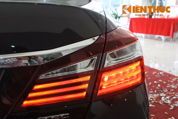 Cụm đèn hậu không khác trước nhưng đổi vị trí đèn lùi vào giữa, thêm vào đó là các dải led mới năng động và cá tính hơn.