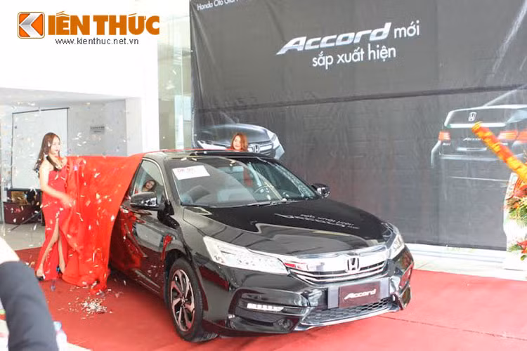 Phiên bản nâng cấp Honda Accord 2016 vừa xuất hiện tại một số đại lý ôtô Honda ở Hà Nội vài ngày qua, và những hình ảnh đầu tiên của mẫu xe này đã được hé lộ trên website của Honda Việt Nam cũng như một số đại lý Honda ôtô uỷ nhiệm.