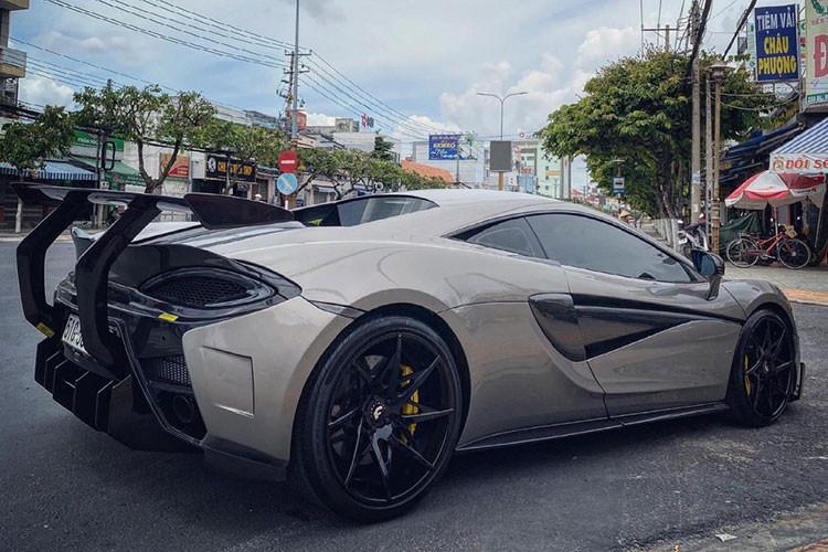 Chiếc siêu xe được đăng ký biển trắng cũng là xe McLaren 570S đầu tiên về Việt Nam, với biển số này, chiếc xe đã đổi chủ và mua bán khá dễ dàng. Mới đây, chiếc siêu xe McLaren 570S này đã được 1 người mê xe ở Bến Tre tậu về để trải nghiệm.